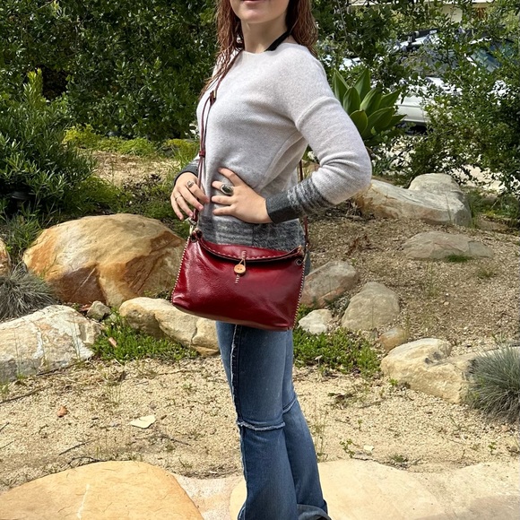 White cashmere sweater, very soft. Can be worn with jeans or dressed up. - Picture 4 of 5